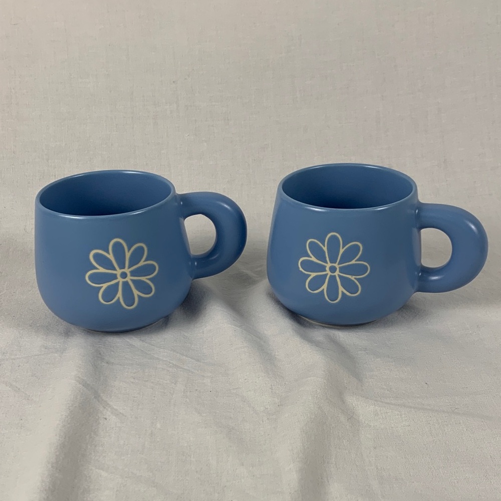 Set of 2 Daisy Blue and White Mugs 15.5 oz
